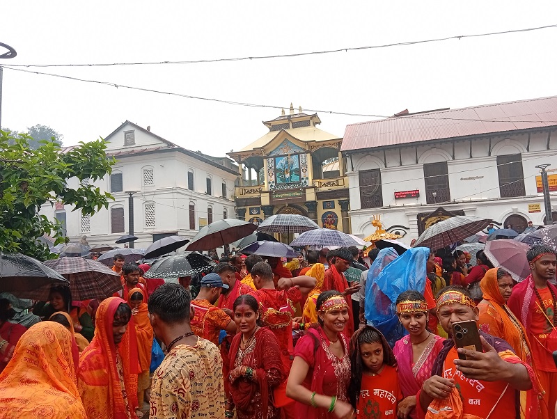 साउनकाे अन्तिम साेमवार, पशुपतिनाथसहित देशभरका शिवालयमा भक्तजनकाे भीड (तस्वीरहरू)