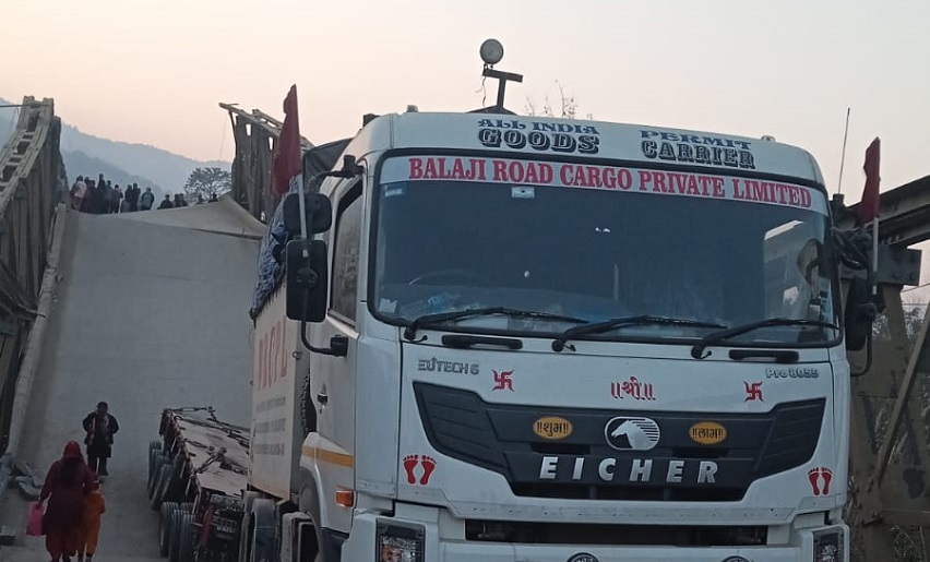 विनयी खोलाको पुल भासिँदा पूर्व–पश्चिम राजमार्ग अवरुद्ध