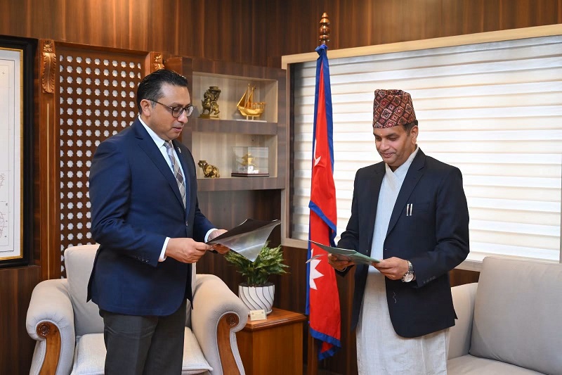 धितोपत्र बोर्डका नवनियुक्त अध्यक्षकाे शपथ, लगानीकर्ताको हितमा काम गर्न अर्थमन्त्रीको निर्देशन