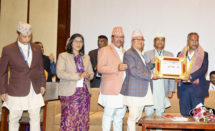 उपराष्ट्रपतिमा निर्वाचित यादवलाई प्रमाणपत्र प्रदान