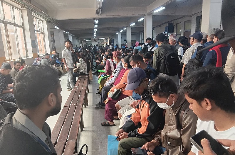 सरकारी अस्पतालको अवस्था : एकछिन डाक्टर देखाउन दिनभरि लाइन