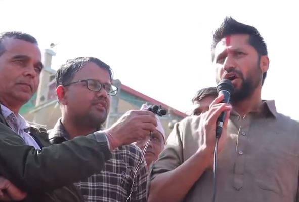 रवि लामिछाने ठेकेदारसँगै 'फिल्ड' मा, अलपत्र सडककाे काम भाेलिदेखि नै