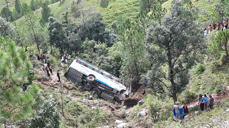 बैतडीमा बस दुर्घटना : चालकसहित १७ जना घाइते