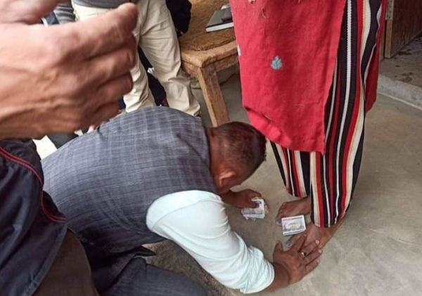 पैसा राखेर खुट्टा ढोगेको फोटोको वास्तविकता यस्तो छ (भिडियोसहित)