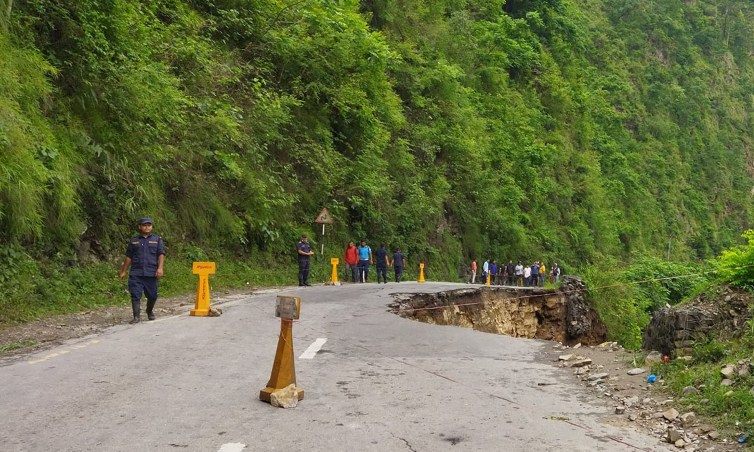 पृथ्वी राजमार्गमा आज रातिदेखि भोलि बिहानसम्म गाडी चलाउन राेक