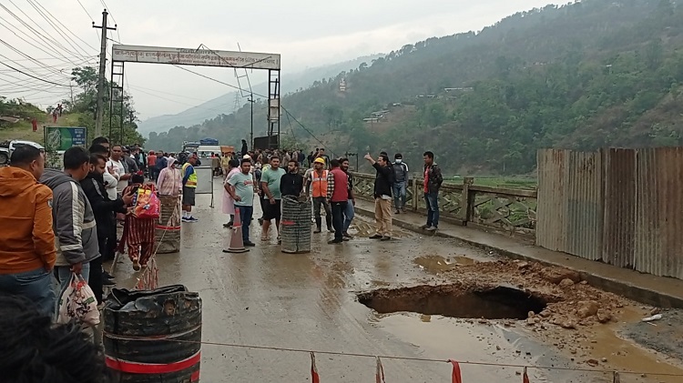 पुल भासिँदा पृथ्वी राजमार्गमा गाडी आउजाउ बन्द