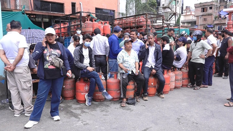 queue-in-gas-dealer-1-1786792023.jpg