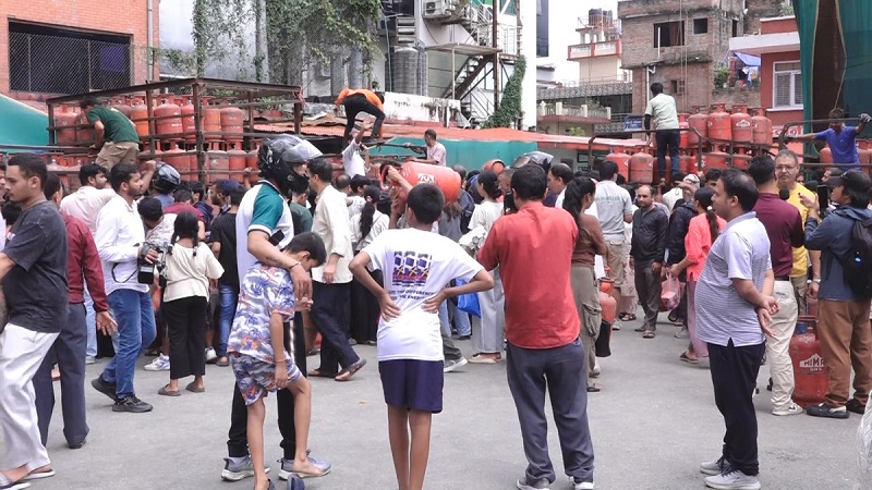 queue-in-gas-dealer-2-1786792023.jpg