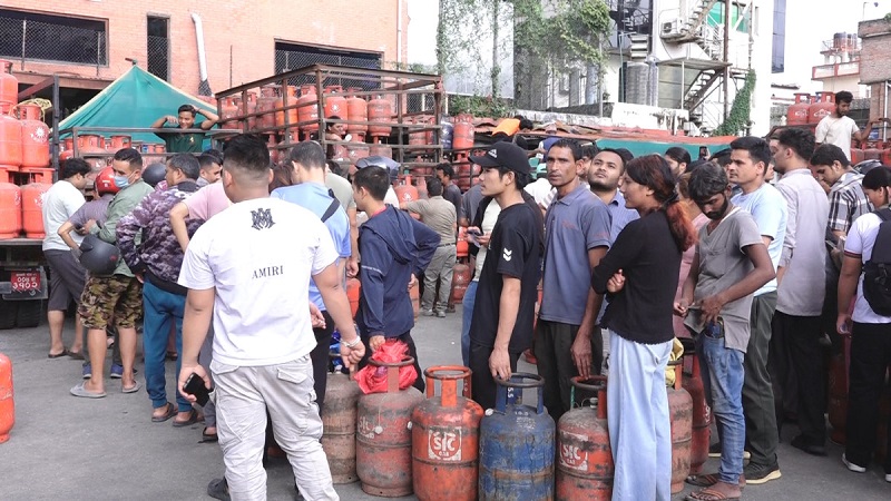 queue-in-gas-dealer-3-1786792023.jpg
