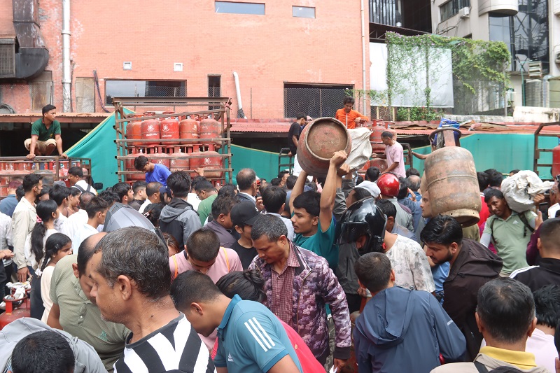queue-in-gas-depo-(1)-1786786341.jpg