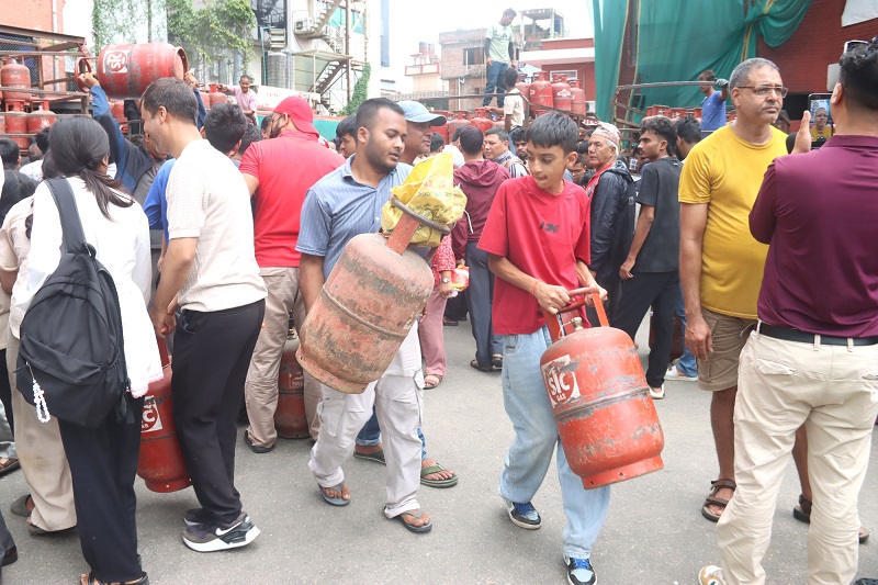 queue-in-gas-depo-(3)-1786786341.jpg