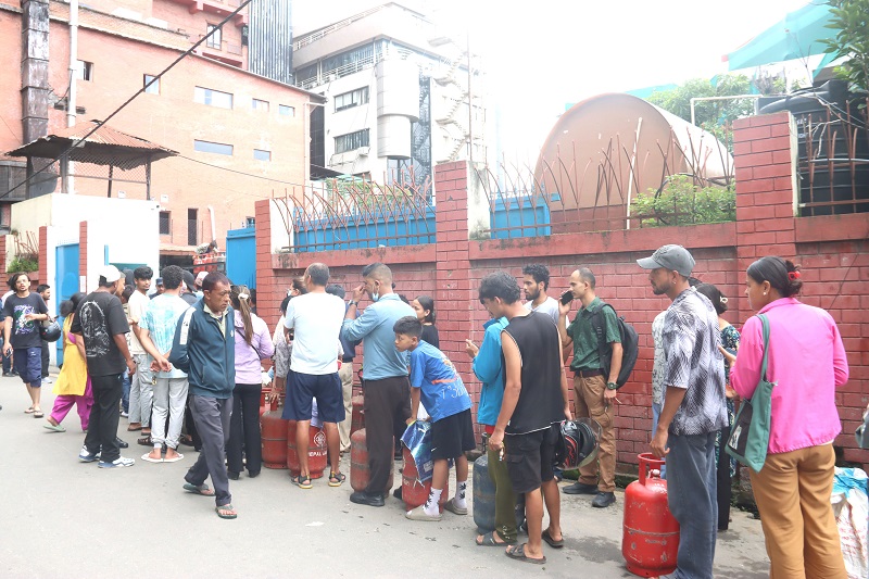 queue-in-gas-depo-(4)-1786786341.jpg