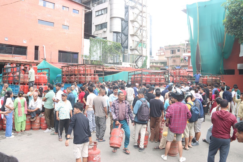 queue-in-gas-depo-(5)-1786786342.jpg