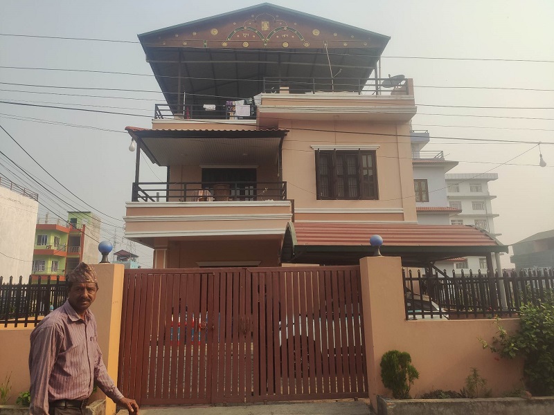 रवि लामिछानेका गाडी चालक घरको छतबाट खसेर घाइते