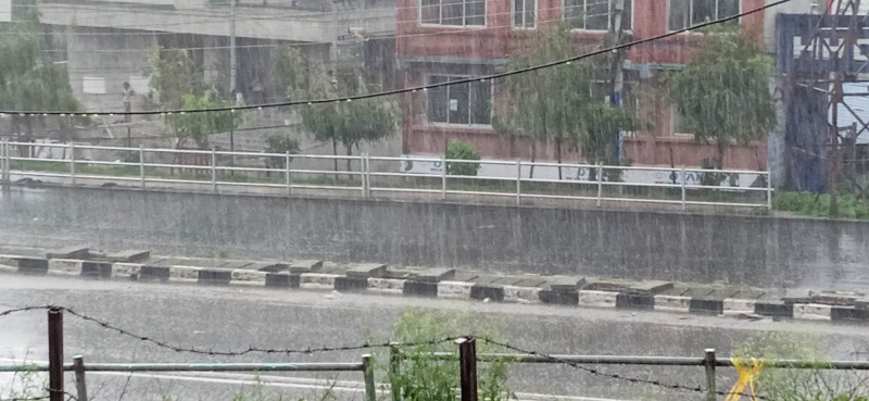 केही ठाउँमा ठूलो वर्षा, विस्थापित सुकुम्बासीहरु बसेको होल्डिङ सेन्टर डुबानमा