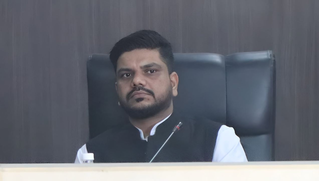 सुकुम्वासीलाई श्रम मन्त्री यादवको आश्वासन