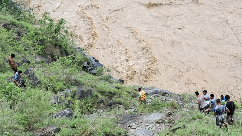 मिनीबस कर्णालीमा डुब्दा उद्धारमा कठिनाइ