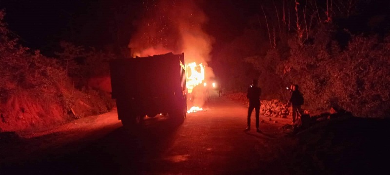 दाङमा बीमाकाे लाेभले टिपरमा आगजनी गरेकाे आशङ्कामा चालक र सह-चालक पक्राउ