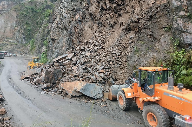 पहिरोले ७ वटा मुख्य राजमार्ग र अन्य सडक अवरुद्ध (सडक अवस्थासहित)