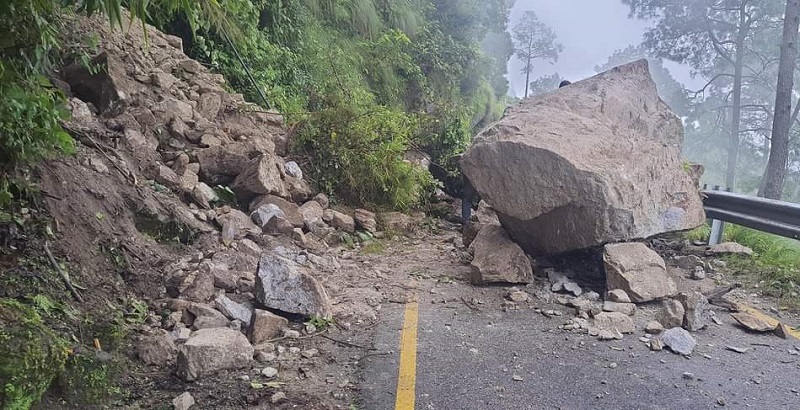 पहिरो र बाढीले विभिन्न पाँच राजमार्ग अवरुद्ध