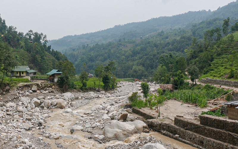 सङ्खुवासभामा पहिरोले तीन वटा घर बगायो, २५ भन्दा बढी परिवार विस्थापित