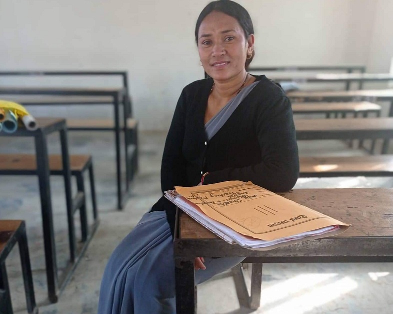शारदाको सङ्घर्ष : काखे बच्चा बोकेर उच्च शिक्षा !