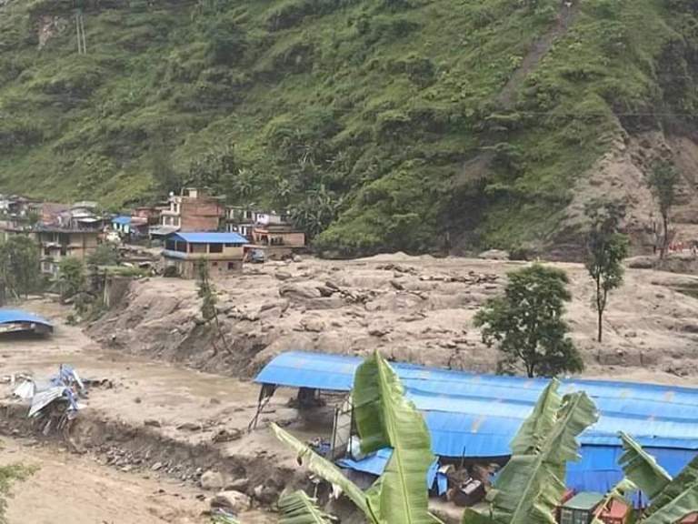 सिन्धुपाल्चोक पहिरो अपडेट : खहरे खोलाको बाढीले २२ जना बेपत्ता, झण्डै दुई दर्जन घर बगायो