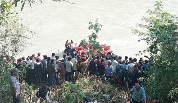सिन्धुपाल्चोक बस दुर्घटना: ज्यान गुमाउनेको संख्या १७ पुग्याे, १४ जनाकाे परिचय खुल्याे
