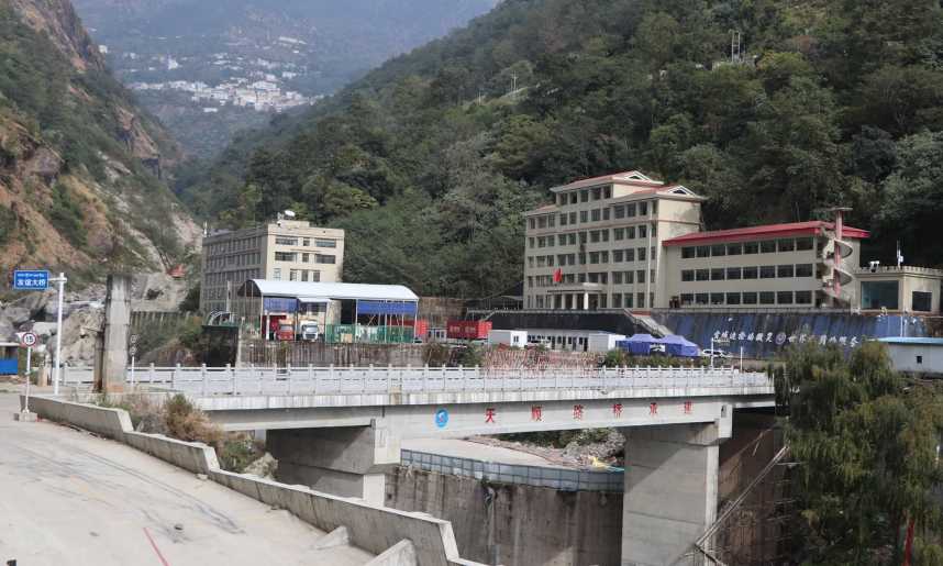 झण्डै एक महिनादेखि तातोपानी नाका बन्द हुँदा  आयातनिर्यात ठप्प