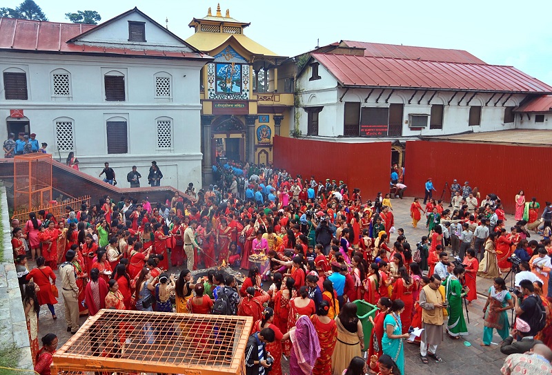 पशुपति क्षेत्रमा बिहानैदेखि भक्तजनको भीड : चारै ढोका खुला