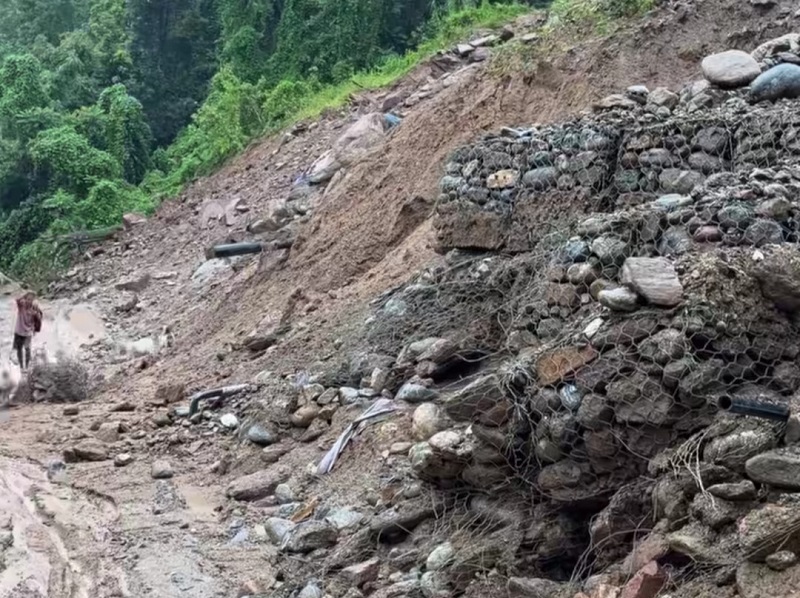 पहिरोको कारण मेची राजमार्ग अवरुद्ध हुँदा ३ जिल्लामा आवागमन ठप्प
