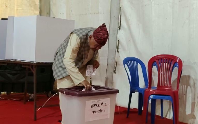 कांग्रेसको नयाँ नेतृत्व चयनका लागि मतदान शुरु