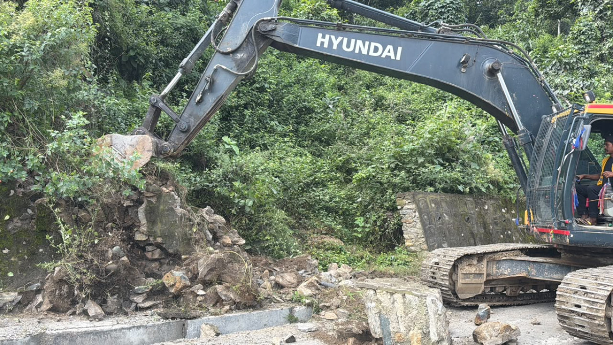 पृथ्वी राजमार्गको गलौंदीमा धमाधम भित्तातर्फको भाग काटिँदै