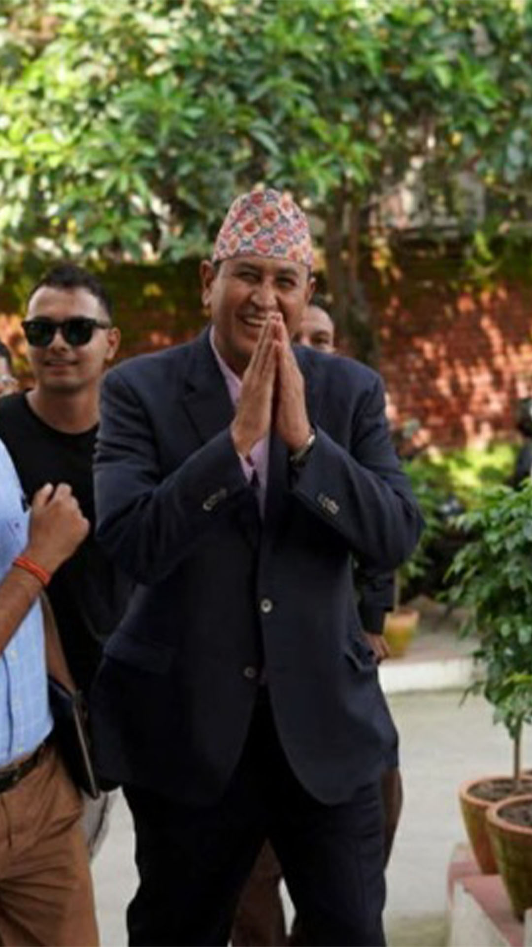 हाँस्दै हाँस्दै मूलघर फर्किए देउवा पक्षका नेताहरू