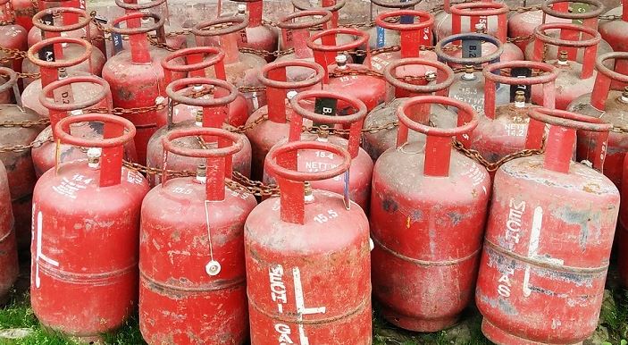 विपत्तिका बेला निगम र उद्योगीको मिलेमतोमा ग्यासको भाउ बढाइयो