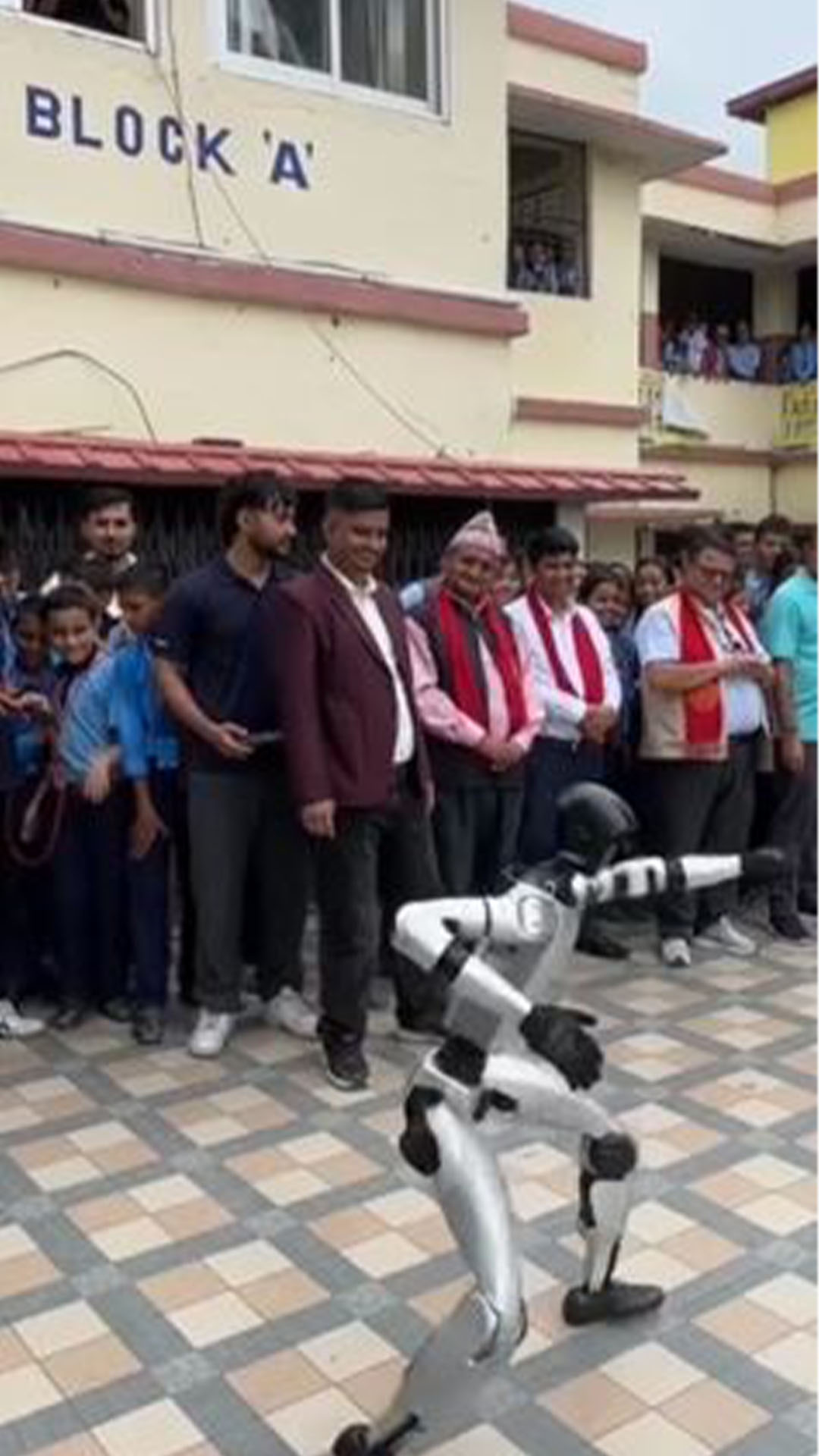 विद्यार्थीले गीत गाए, ताली बजाए अनि रोबोट यसरी नाच्यो...