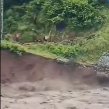 बस्ती नजिकै खस्यो डरलाग्दो पहिरो, केही दुरीले जोगिए स्थानीयबासिन्दा