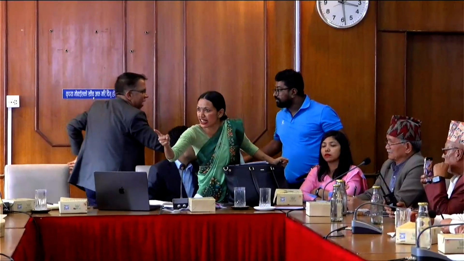 रिसाउन हुँदैन भनेपछि आशिकाको प्रतिक्रिया, ‘म त रङ्ग न ढङ्गको पाखे सांसद !’