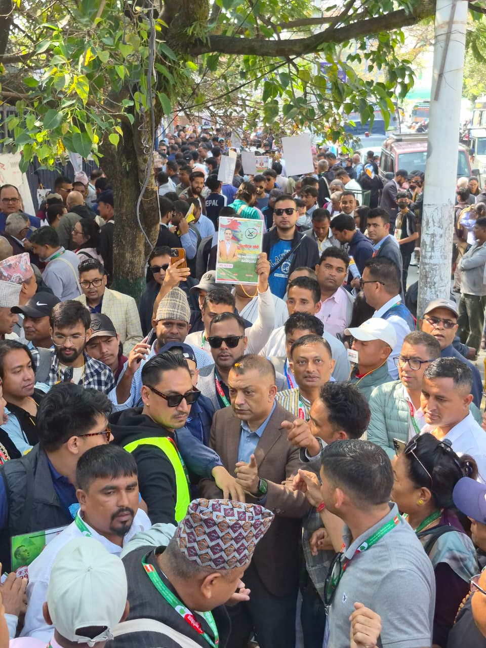 खुलामञ्चमा गगन थापासहित कांग्रेस नेता कार्यकर्ता भोट माग्न व्यस्त