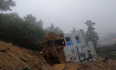 ललितपुरको धापाखेलमा पहिरोले साढे दुई तले घर ढल्यो