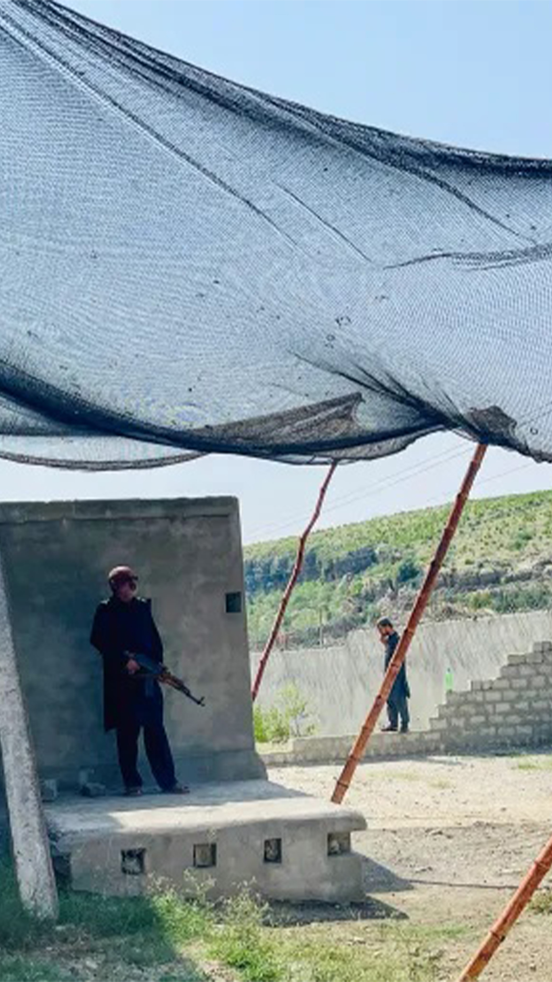 ड्रोन आक्रमण रोक्न सुरक्षा चौकीमा माछा मार्ने जाली जडान