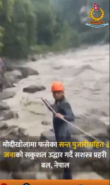 गोताखोरको सहयोगमा अन्नपूर्ण माता मन्दिरमा फसेका पुजारीसहित तीन जनाको उद्धार